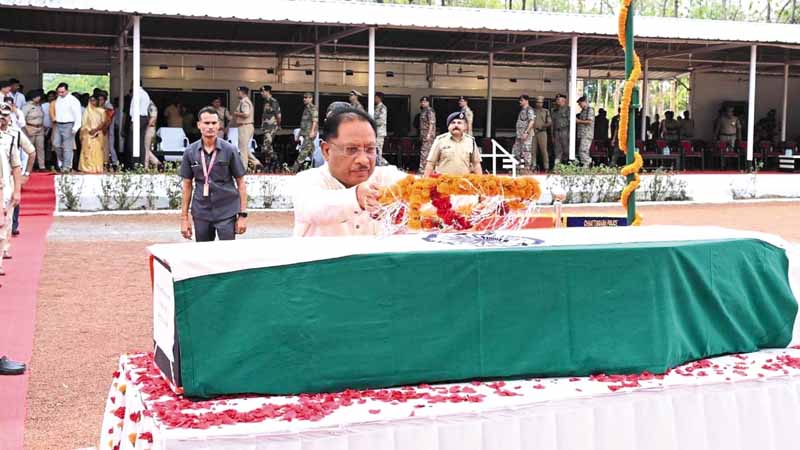 सीएम साय ने चौथी बटालियन माना पहुंचकर बलिदान जवान के पार्थिव शरीर पर नमन आखों से अर्पित किए पुष्प