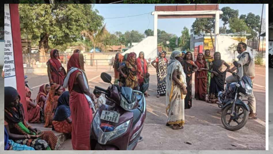 आदिवासी महिलाओं के नाम पर लोन लेकर हड़प कर गए पति पत्नी, सैकड़ों महिलाओं ने स्लीमनाबाद थाने पहुंचकर की कार्यवाही की मांग