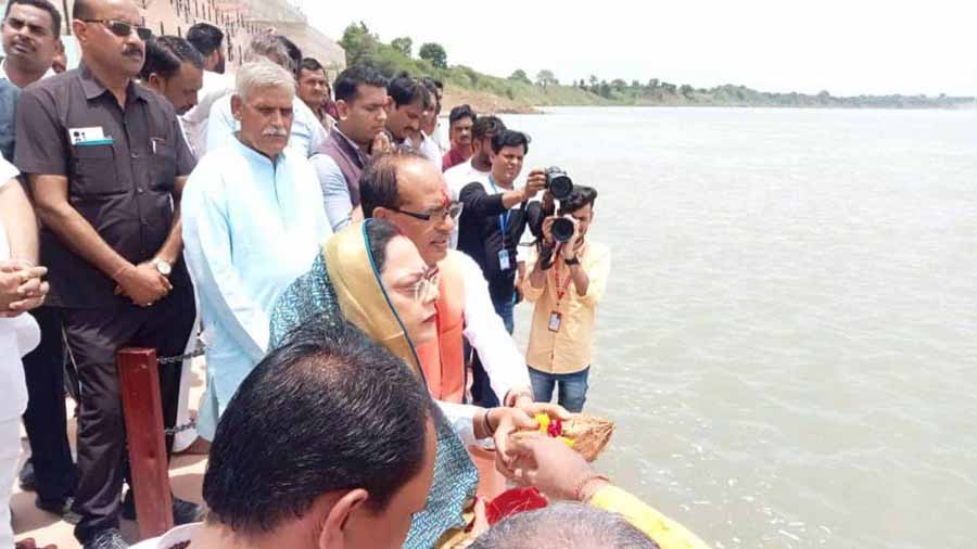 कृषि मंत्री शिवराज सिंह चौहान अपने गृह क्षेत्र ग्राम जैत पहुंचे, मां नर्मदा की पूजा की