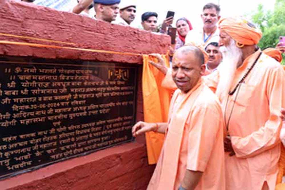 योगी आदित्यनाथ रविवार को राजस्थान के अलवर जिले के कोटकासिम के लाडपुर में आयोजित संत समागम में हुए शामिल