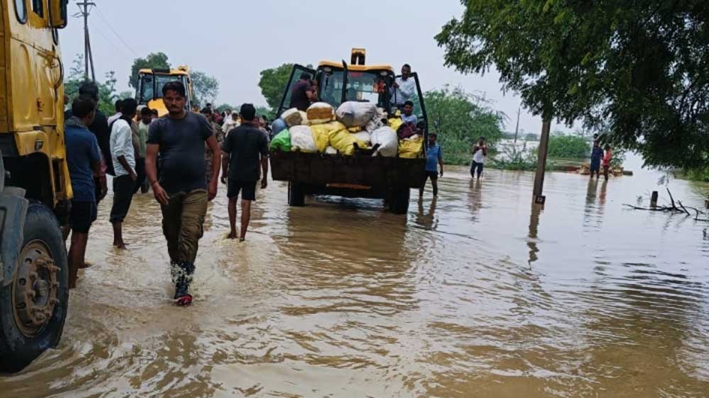 चितौरा में  पानी उतरने पर लोग अब अपने घर-गृहस्थी को फिर से बनाने में जुटे