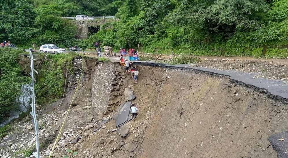 अरुणाचल प्रदेश में भूस्खलन के कारण सात जिलों में सड़क संपर्क टूटा