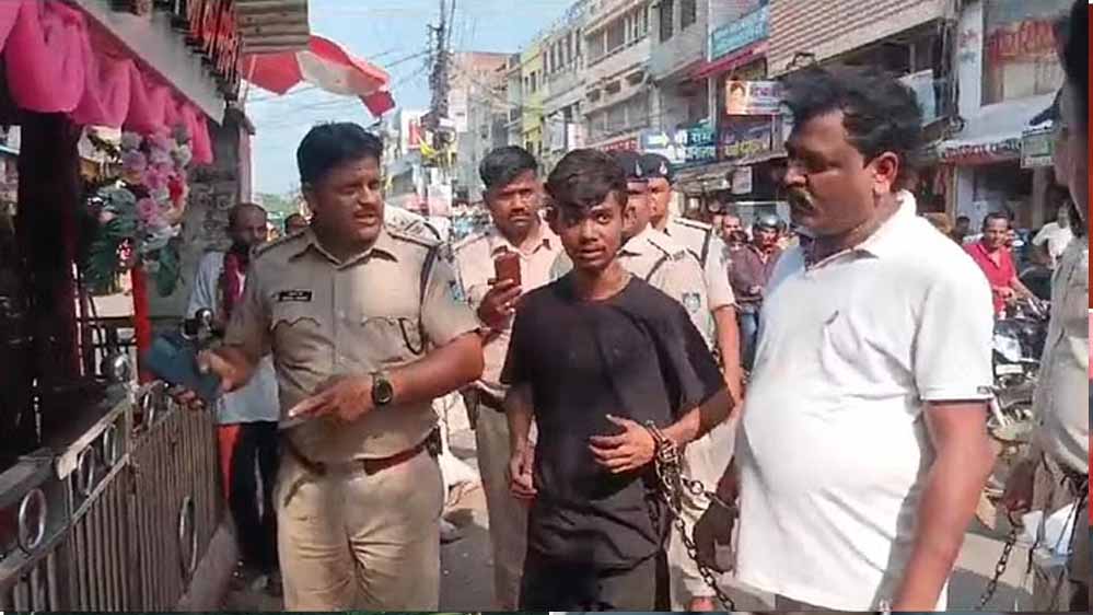 बदमाश की पुलिस के सामने धरी की धरी रह गई बदमाशी, भगवान हनुमान के सामने अपराध छोड़ने की खाई शपथ