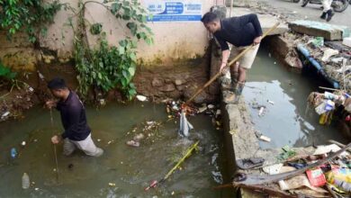 असम-गुवाहाटी में स्कूटी से खुले नाले में गिरा 8 साल का बच्चा,  72 घंटे से कीचड़ में ढूंढ रहा पिता