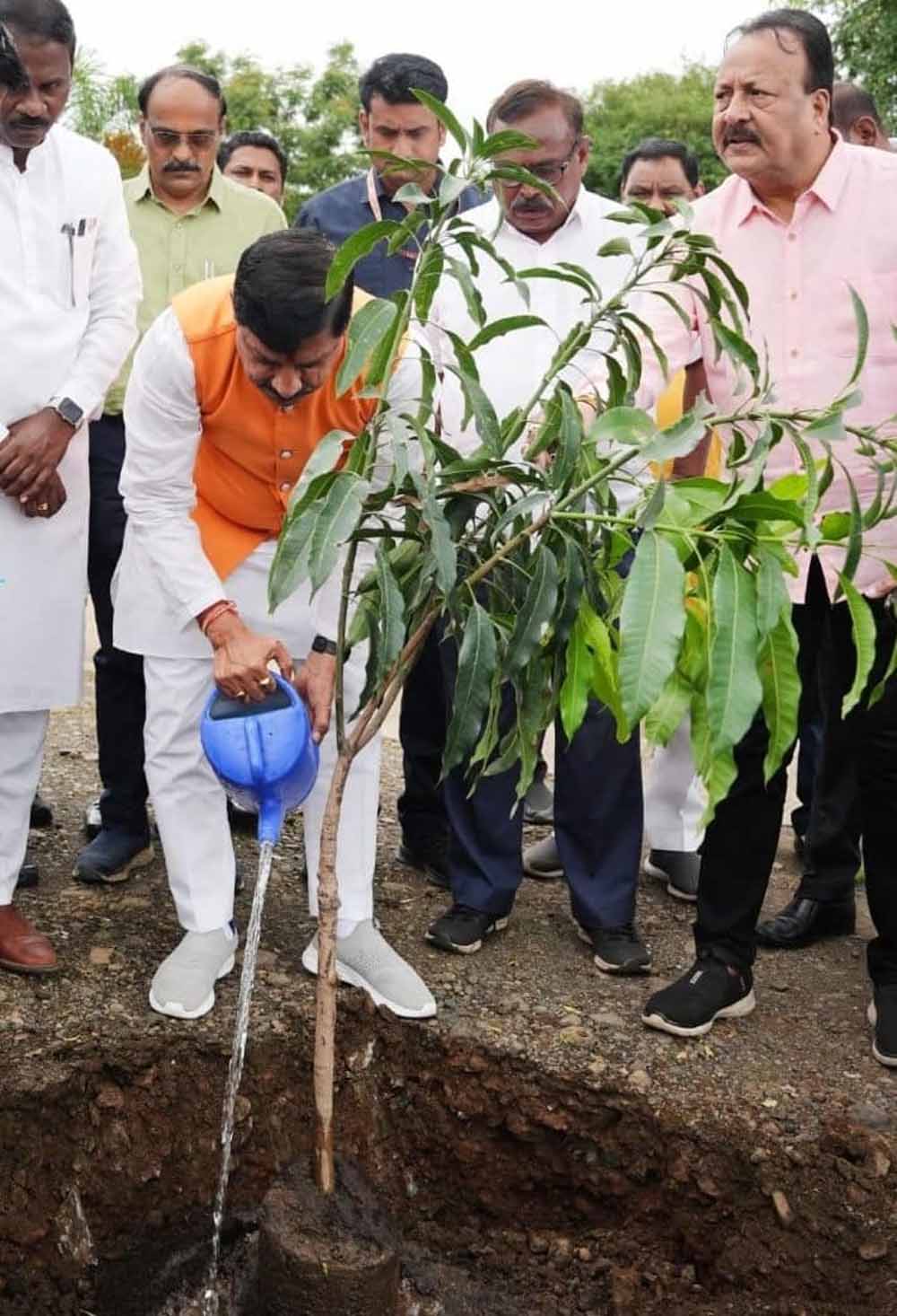 मुख्यमंत्री डॉ. यादव ने यवतमाल के दीनदयाल प्रबोधिनी में रोपा पौधा