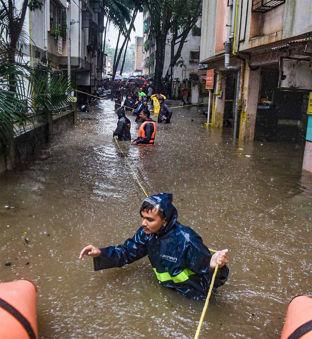 भारी बारिश के बीच  मुंबई के लिए रेड अलर्ट जारी करने के बाद स्कूल-कॉलेजों में छुट्टी का ऐलान