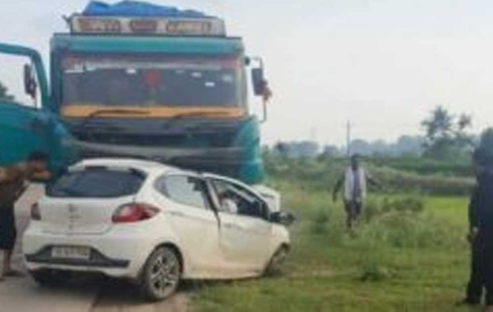 ट्रक और कार की भीषण टक्कर में माता-पिता और पुत्र की दर्दनाक मौत