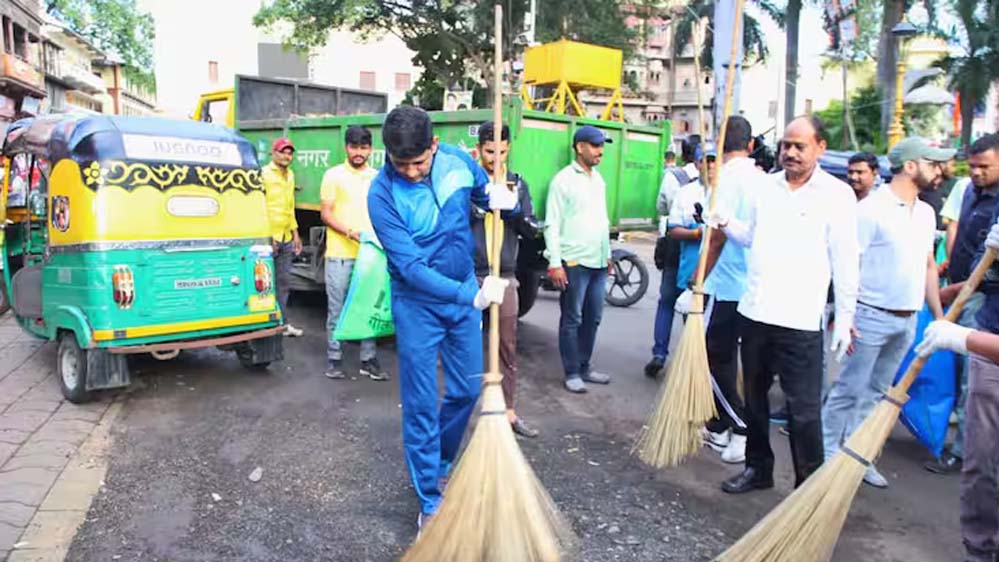 इंदौर में छुट्टी पर रहे सफाई कर्मी, कलेक्टर, कमिश्नर और महापौर ने उठाई झाडू और शहर किया साफ