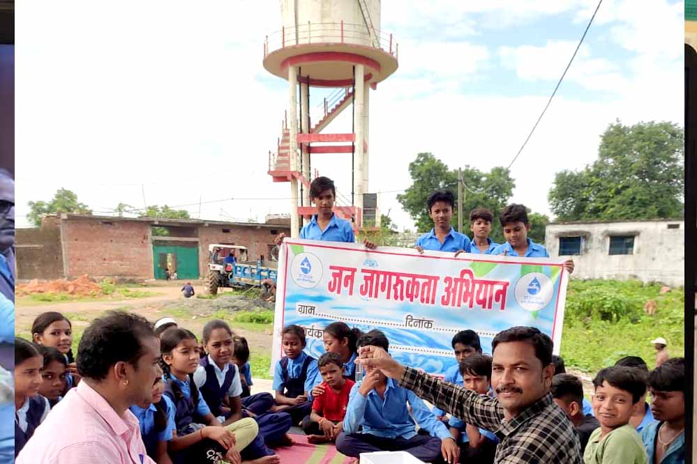 जल जीवन मिशन के अंतर्गत ग्रामीणों को स्वच्छ पेयजल के लिये किया जा रहा है जागरूक