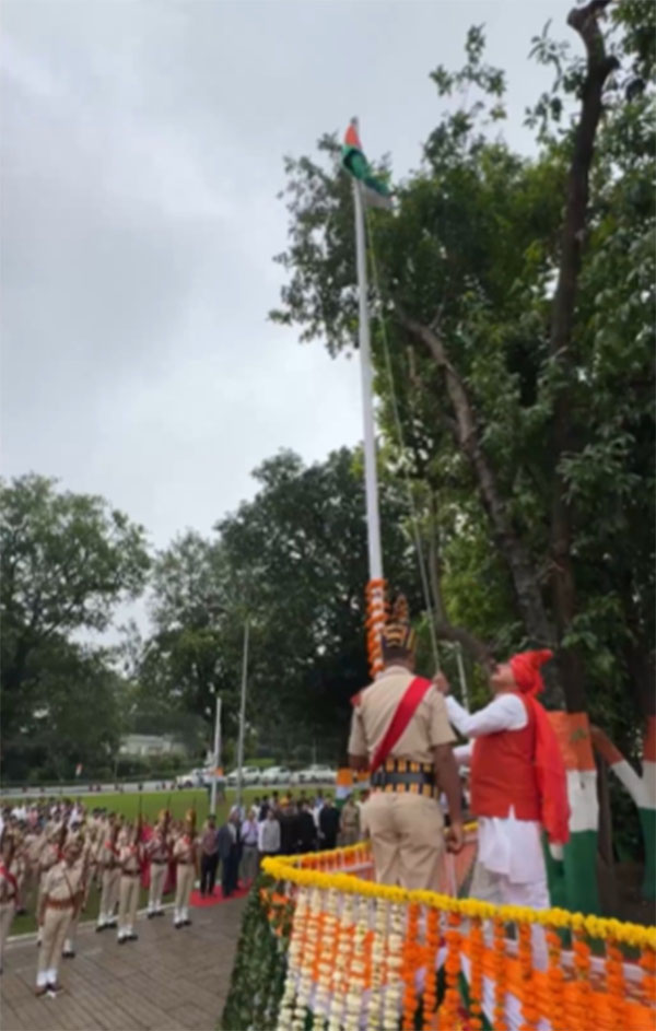 मध्‍य प्रदेश के मुख्यमंत्री डॉ. मोहन यादव ने किया ध्वजारोहण, मध्‍य प्रदेश के मुख्यमंत्री डॉ. मोहन यादव ने , वीरता पदकों का वितरण