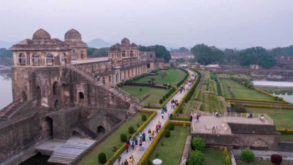 कलेक्टर प्रियंक मिश्रा ने कहा- मांडू में पर्यटकों को नहीं होगी परेशानी, प्रमुख स्थानों पर तैनात होंगे सुरक्षाकर्मी