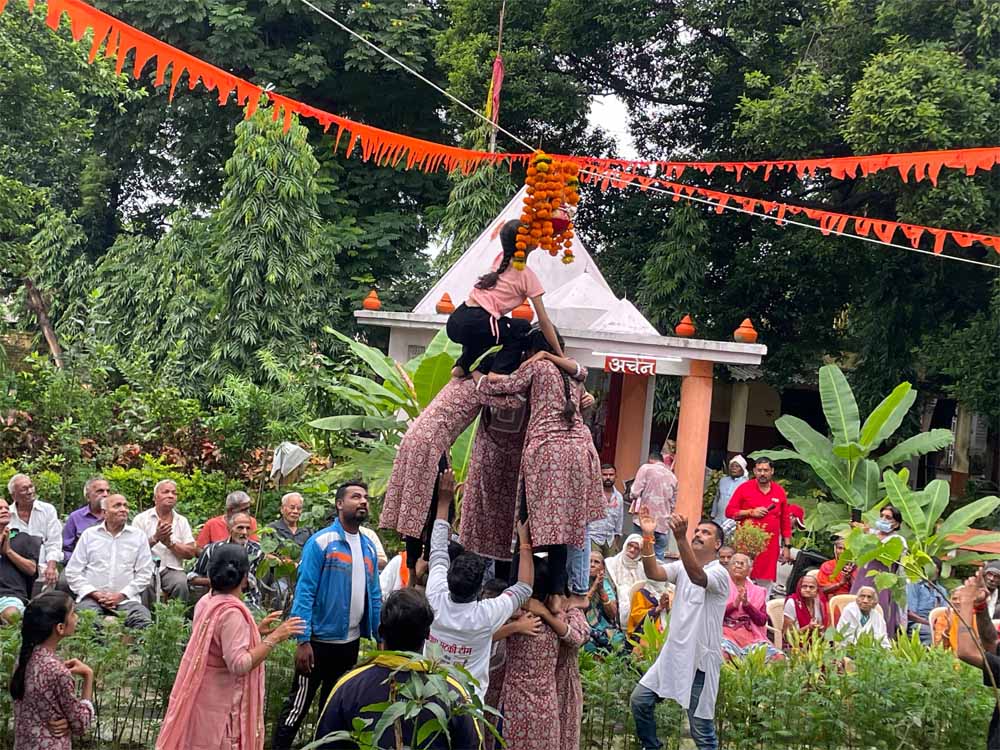 बालनिकेतन अनाथ आश्रम की बिटियाओं ने आसरा वृद्धाश्रम में फोड़ी मटकी