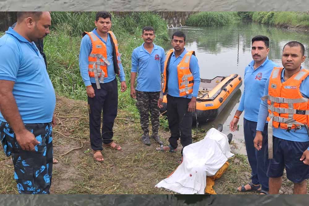 मुंगावली हादसा रैलिंग तोड़कर नाले में गिरी कार, एक की मौत, दूसरा युवक तैरकर बाहर निकला