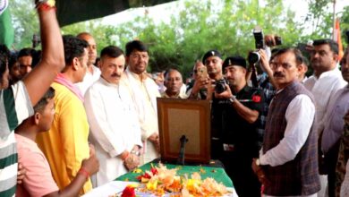 प्रभारी मंत्री सिंह, राज्य मंत्री पटेल, सांसद शर्मा ने हरदुआकला पहुँचकर नम आँखों से दी वीर सपूत को श्रद्धांजलि