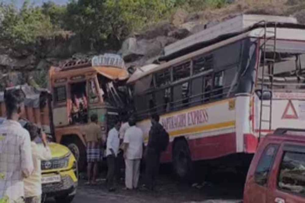 आंध्र प्रदेश के चित्तूर जिले के पालमानेर में बेंगलुरु-तिरुपति राजमार्ग पर भीषण सड़क हादसा, आठ की मौत