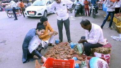 जांजगीर कलेक्टर ने सपत्नी सड़क किनारे लगे दुकानों से की खरीदारी