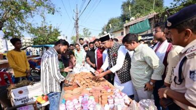 मंत्री विश्वास कैलाश सारंग ने स्थानीय विक्रेता से मिट्टी के दीपक खरीद कर दिया ‘वोकल फॉर लोकल’ का संदेश