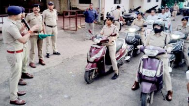 नवरात्रि: बालिकाओं की सुरक्षा के लिए महिला पुलिस स्कूटी दल