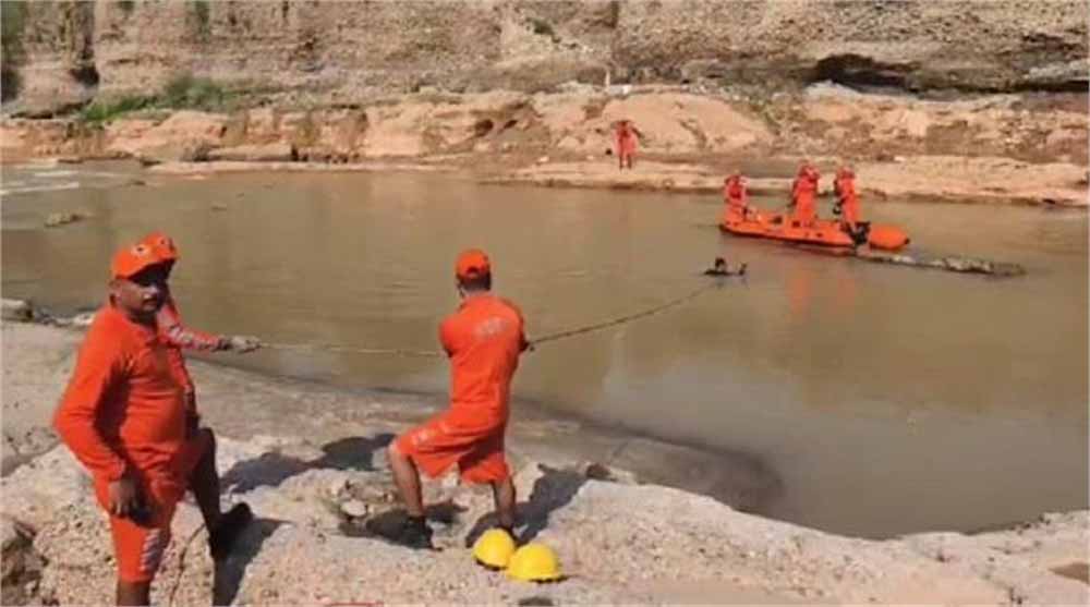 पठानकोट में बहते चक्की दरिया में दर्दनाक हादसा होने की खबर सामने आई, बाप-बेटा दरिया में डूबे, हुई मौत