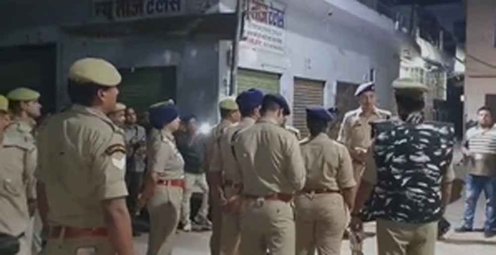 बुलंदशहर में पुलिस टीम पर पथराव, आईजी नचिकेता झा ने किया घटनास्थल का निरीक्षण