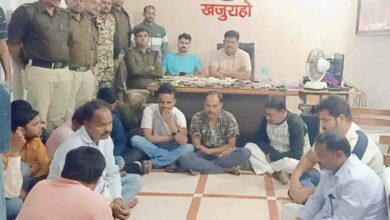 खजुराहो के होटल में 18 जुआरियों के पास से पुलिस ने बरामद किए 20 लाख नकद  और करोड़ों की लग्जरी गाड़ियां