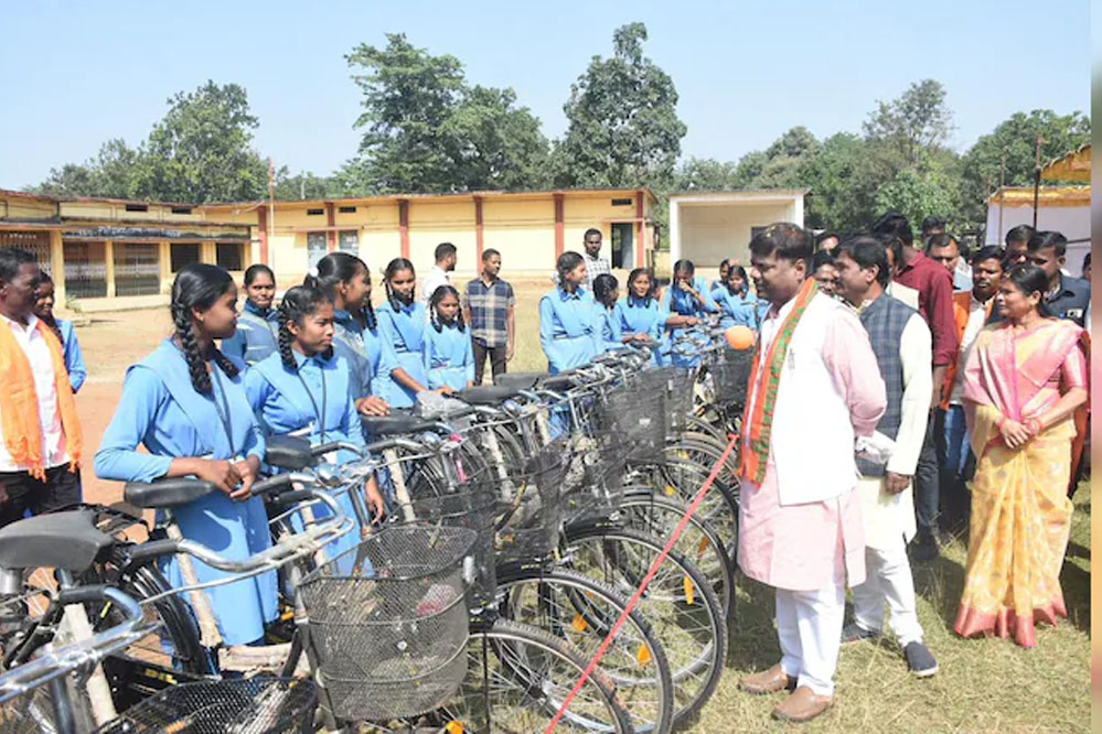 मंत्री केदार कश्यप ने कहा 12वीं की टॉपर छात्रा को मिलेगी स्कूटी