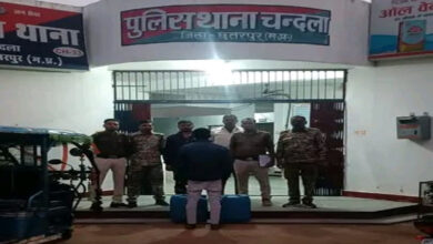 पुलिस ने अवैध कच्ची शराब परिवहन कर रहे आरोपी को किया गिरफ्तार, 58 लीटर अवैध कच्ची शराब एवं ई रिक्शा जब्त