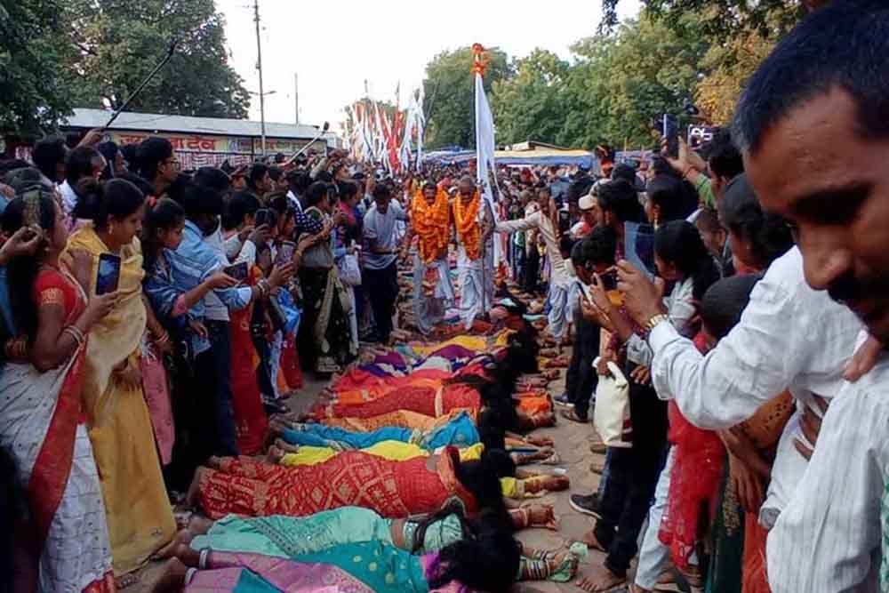 छत्तीसगढ़-धमतरी में नि:संतान महिलाओं के पेट में पैर रखता है पुजारी, कामना पूर्ति की अजीबोगरीब परंपरा