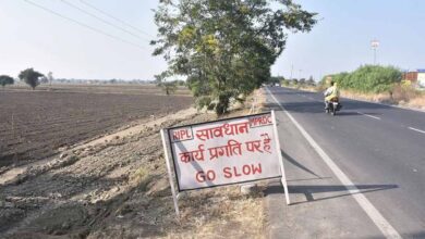 इंदौर-उज्जैन सिक्सलेन बनाने के कार्य ने रफ्तार पकड़ी, वर्तमान में फोरलेन मार्ग को चौड़ा करने के लिए किनारों पर भराव शुरू