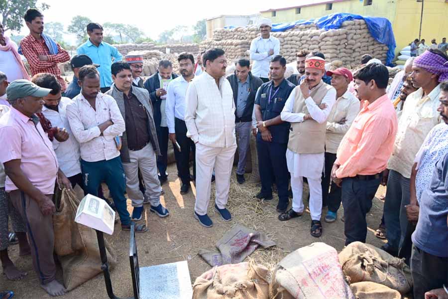 खाद्य मंत्री बघेल ने धान खरीदी केंद्र झाल, मुरता, संबलपुर, मारो और गुंजेरा पहुंचकर खरीदी व्यवस्था का लिया जाएजा