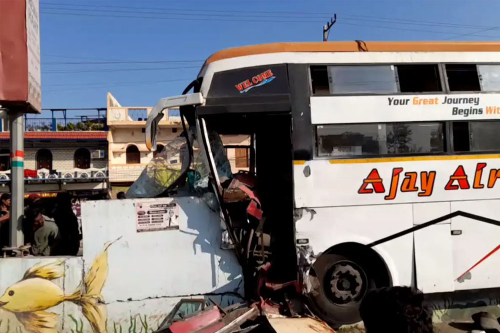 रीवा में over bridge से टकराई बस, दो लोगों की मौत… जा रही थी सूरत