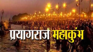 Mahakumbh 2025 : जैकेट पहने कर्मचारी श्रद्धालुयों को क्यूआर कोड स्कैन कराकर महाकुंभ-2025 का एप डाउनलोड कराएंगे