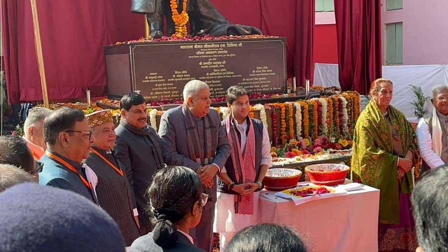 श्रीमंत जीवाजी राव सिंधिया की प्रतिमा का उपराष्ट्रपति ने किया अनावरण