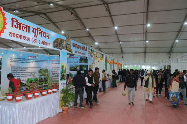 अंतराष्ट्रीय वन मेले में 300 से अधिक आगंतुको ने निशुल्क चिकित्सीय परामर्श प्राप्त किया