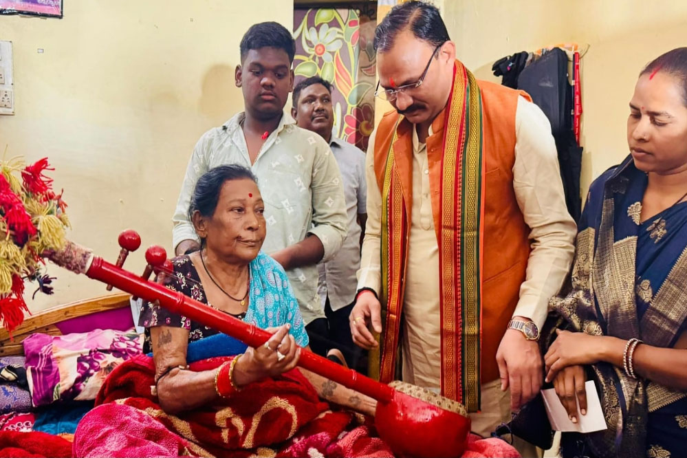 मुख्यमंत्री  विष्णुदेव साय की पहल पर एम्स में शुरू हुआ पद्म विभूषण तीजन बाई का इलाज