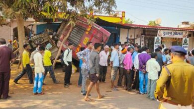 घर में जा घुसी तेज रफ्तार बस, एक बच्ची समेत दो घायल