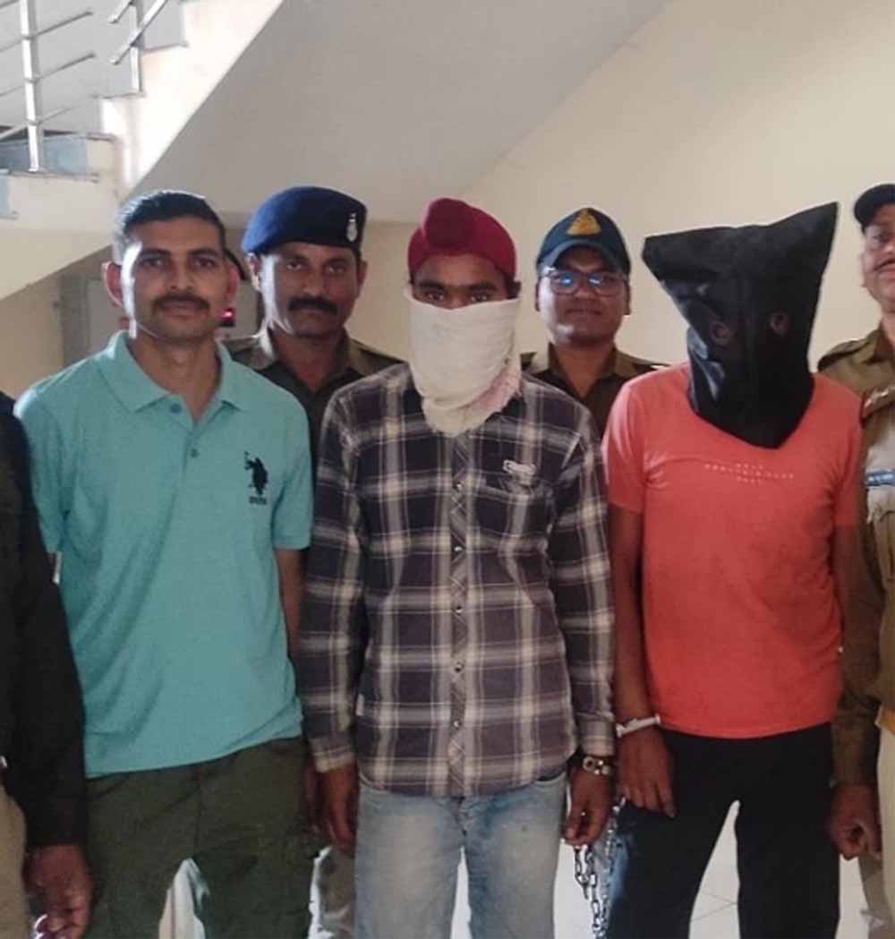 पाचोरी गांव में छापा मार कर पुलिस ने फिर अवैध हथियार बनाने वाली फैक्ट्री पकड़ी, छह पिस्टल सहित 14 हथियार किए बरामद