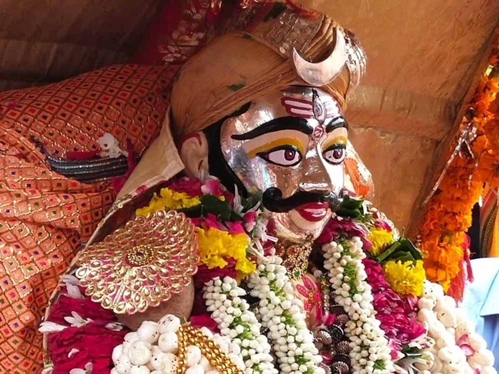 महाकाल मंदिर के पुजारियों ने मंंदिर प्रबंध समिति से भगवान महाकाल के मुखारविंदों का पेटेंट कराने की मांग की