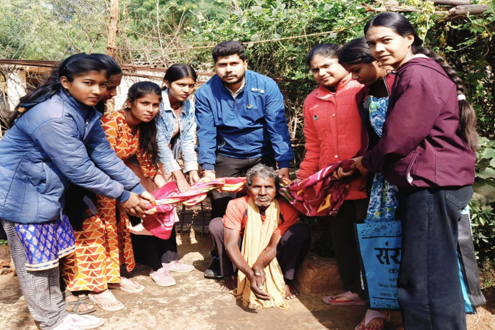 बढ़ती ठंड में युवाओं ने 50  जरूरतमंद  बुजुर्ग व वृद्ध महिलाओं को बांटे कंबल रिपोर्टर श्याम गुप्ता बिरसिंहपुर पाली से