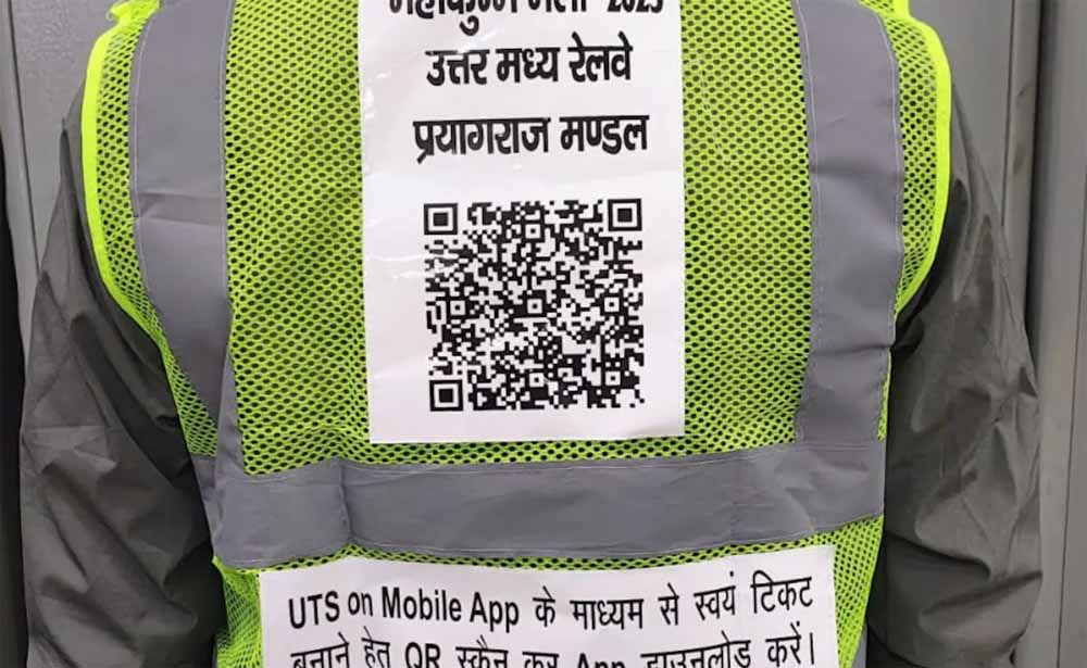 डिजिटल महाकुंभ : रेलवे कर्मियों के जैकेट को स्कैन करके आराम से सफर करें