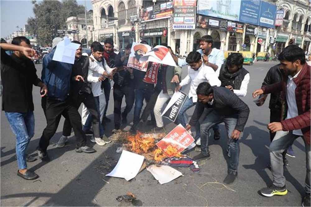 सपा संरक्षक मुलायम सिंह यादव की प्रतिमा का मामला तूल पकड़ रहा, महंत राजू दास का पुतला फूंका