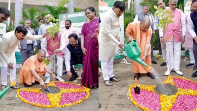 एक पेड़ मां के नाम अभियान के तहत सीएम योगी ने किया पौधरोपण