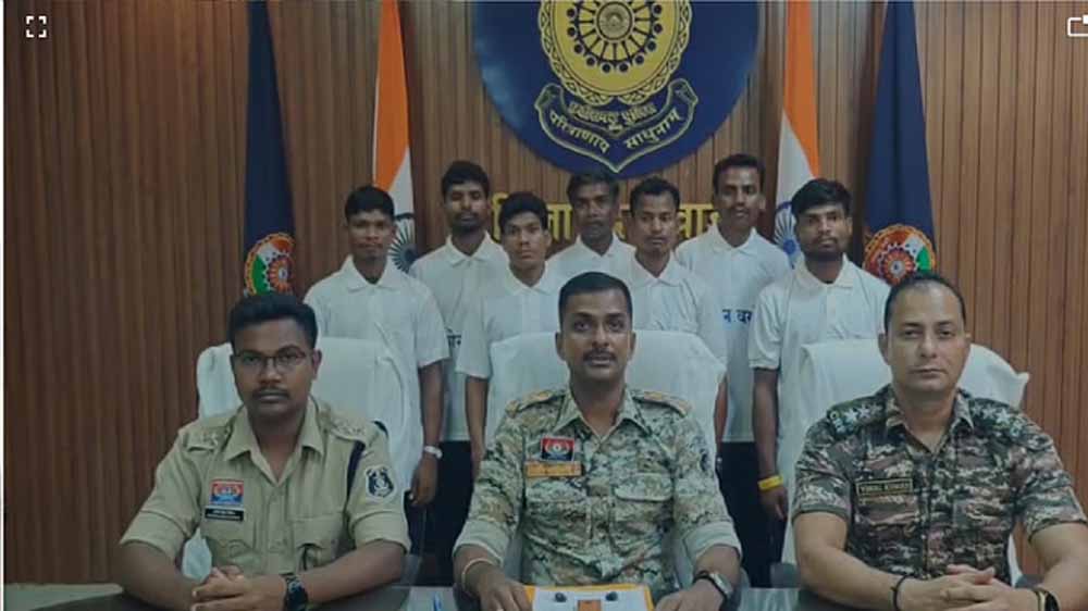 माओवादियों को ‘मौत का खौफ’, दो इनामी समेत सात नक्सलियों ने किया सरेंडर