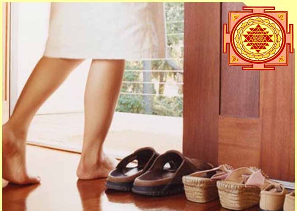 वास्तु शास्त्र के अनुसार इन जगहों पर जूता-चप्पल रखने से घर में आती है गरीबी
