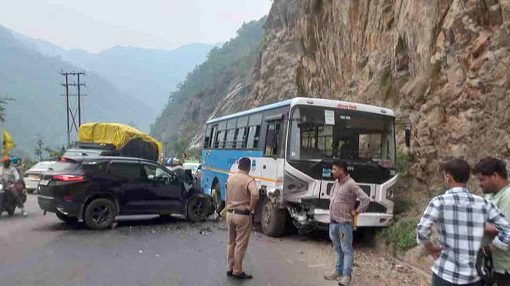 ऋषिकेश में रोडवेज बस और यात्रियों की कार की हुई भिड़ंत, कई लोग घायल