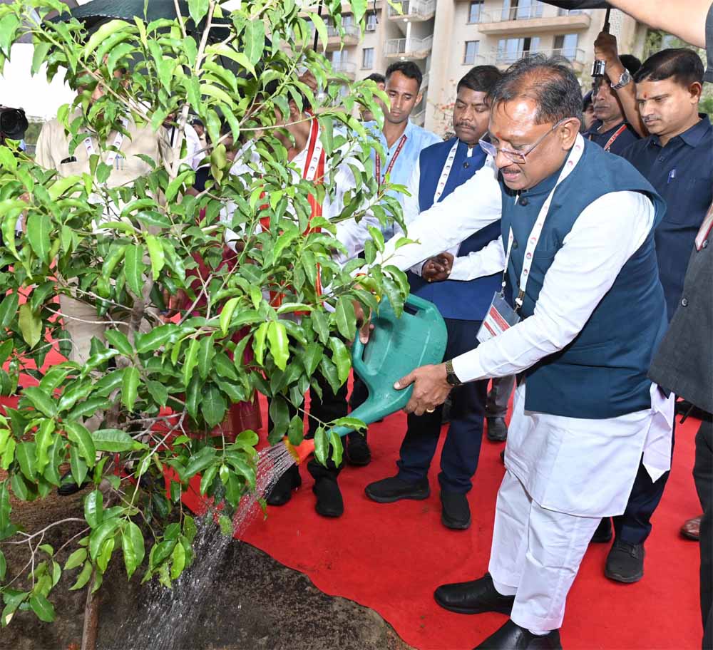 मुख्यमंत्री ने आईआईएम रायपुर परिसर में किया सुशासन वाटिका का शुभारंभ