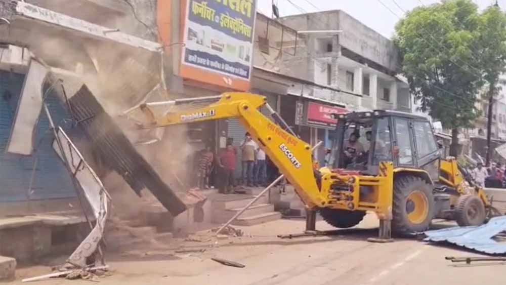 अवैध अतिक्रमण के खिलाफ चला बुलडोजर, हटाए गए 500 से अधिक ठेले और 30 दुकानों के शेड