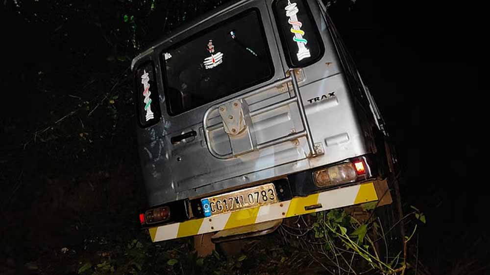 हाईवे पर पलटा तेज रफ्तार वाहन, 18 लोगों में से 2 की मौत, 6 की हालत गंभीर
