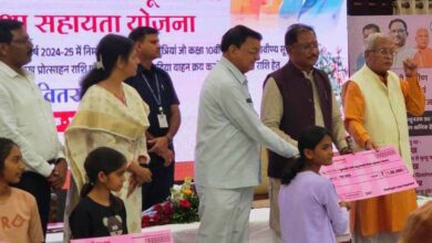 मुख्यमंत्री नोनी बाबू मेधावी शिक्षा सहायता योजना : पायल को मिली एक लाख रूपए की सहायता