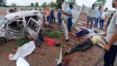 तेज रफ्तार का कहर: दीवार से टकराई कार,  तीन लोगों की मौत, दो गंभीर